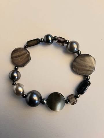 Grey pearl and mother-of-pearl bracelet